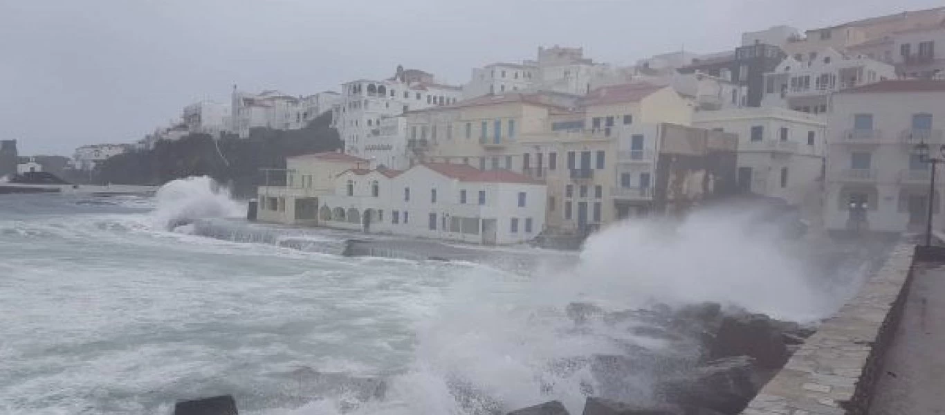 Η κακοκαιρία «Ηφαιστίων» σαρώνει τα νησιά: Στο σκοτάδι Άνδρος και Τήνος (βίντεο)